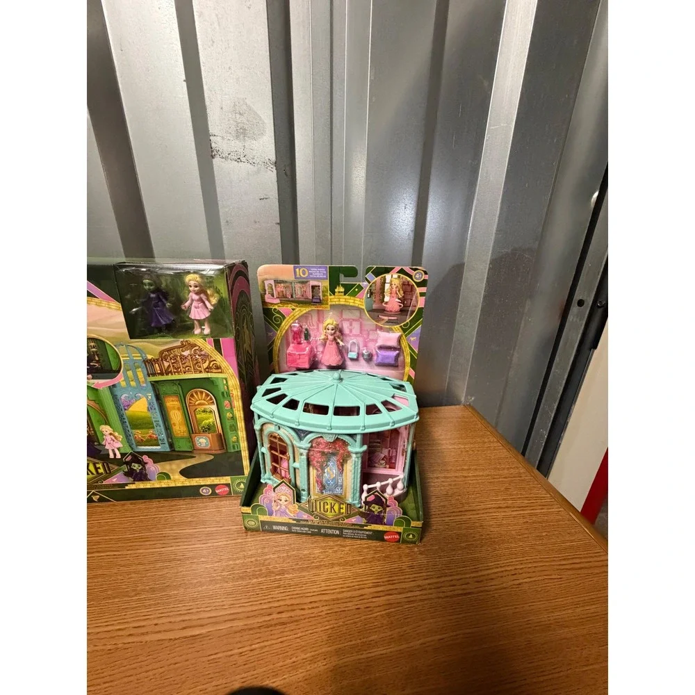 Wicked Movie Emerald City Shiz University Bedroom & Flower Cart Playset Lot